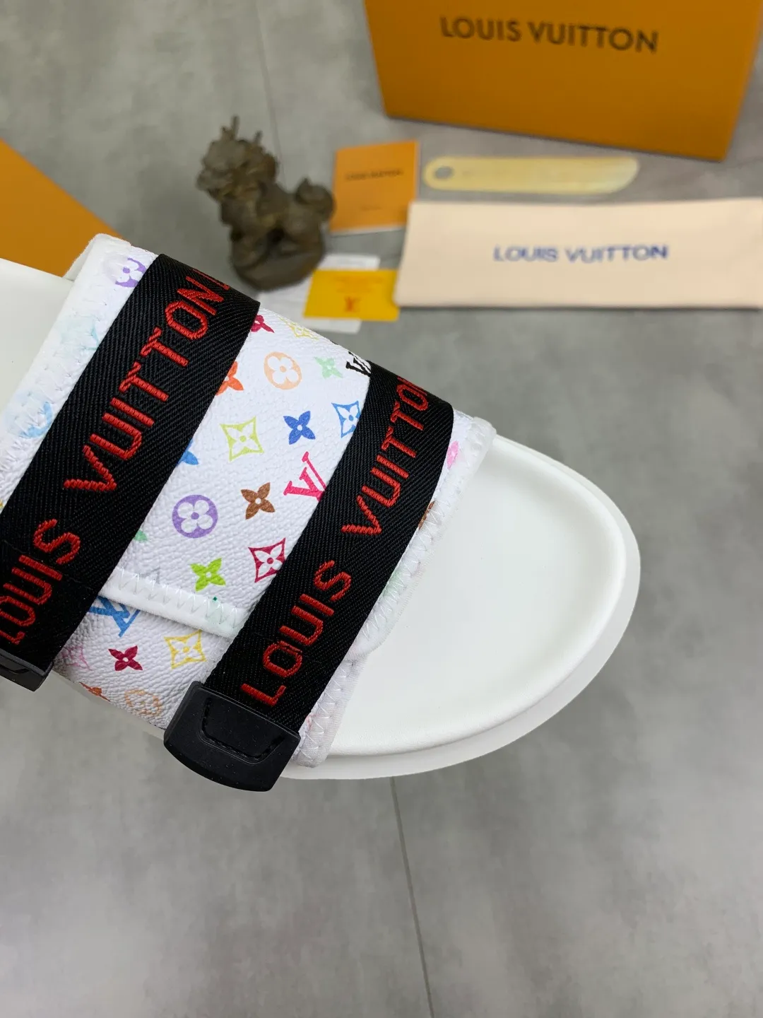 Men's shoes 💰P320💰【New style】🆘 Original quality 【LOUIS VUITTON】The popular Louis Vuitton LV men's slippers on the official website are on sale simultaneously! Original fabric imported from Italy, original factory special supply, code number: 38-44 (45 customized), many colors available